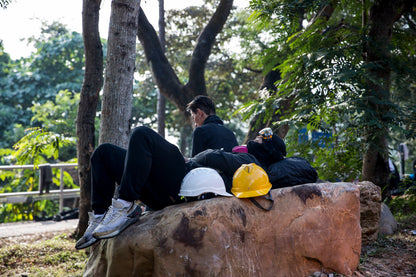 邊城·夾縫·異鄉人 <br><span style="color: #2bb6c9" class="highlight-intro"> 中港間漸漸消失的邊界，在他們的身上反覆刻劃</span> - 端 Mall