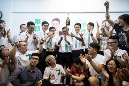 浪潮涌動：青年世代的抗爭 <br><span style="color: #2bb6c9" class="highlight-intro">為你描摹青年世代畫像，解讀這一股涌動的青年浪潮</span> - 端 Mall