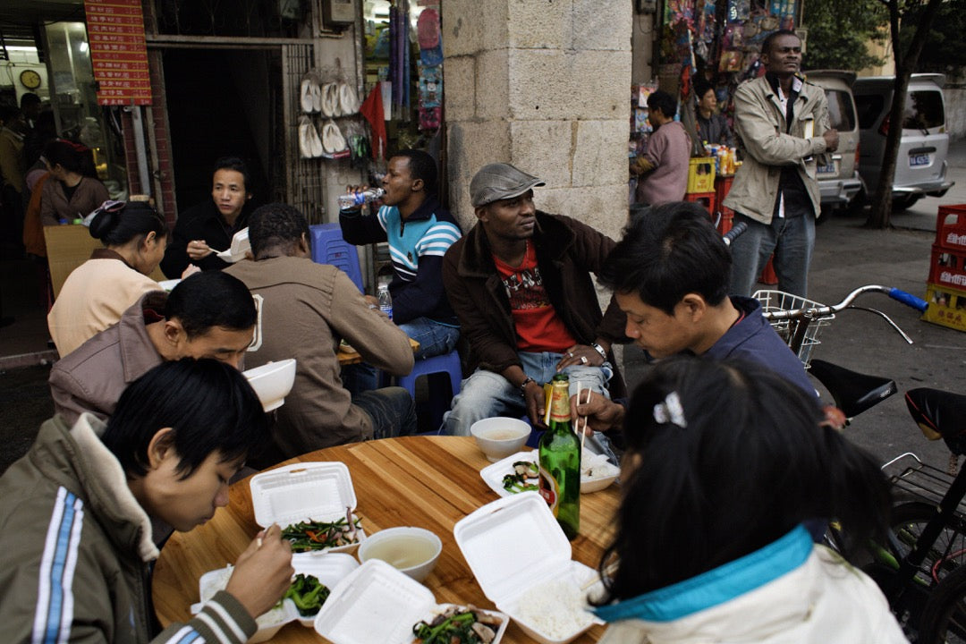 中國在非洲  <br><span style="color: #2bb6c9" class="highlight-intro">從「大格局」「小人物」深度解讀中國在非洲扮演的角色</span> - 端 Mall