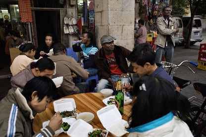 中國在非洲  <br><span style="color: #2bb6c9" class="highlight-intro">從「大格局」「小人物」深度解讀中國在非洲扮演的角色</span> - 端 Mall